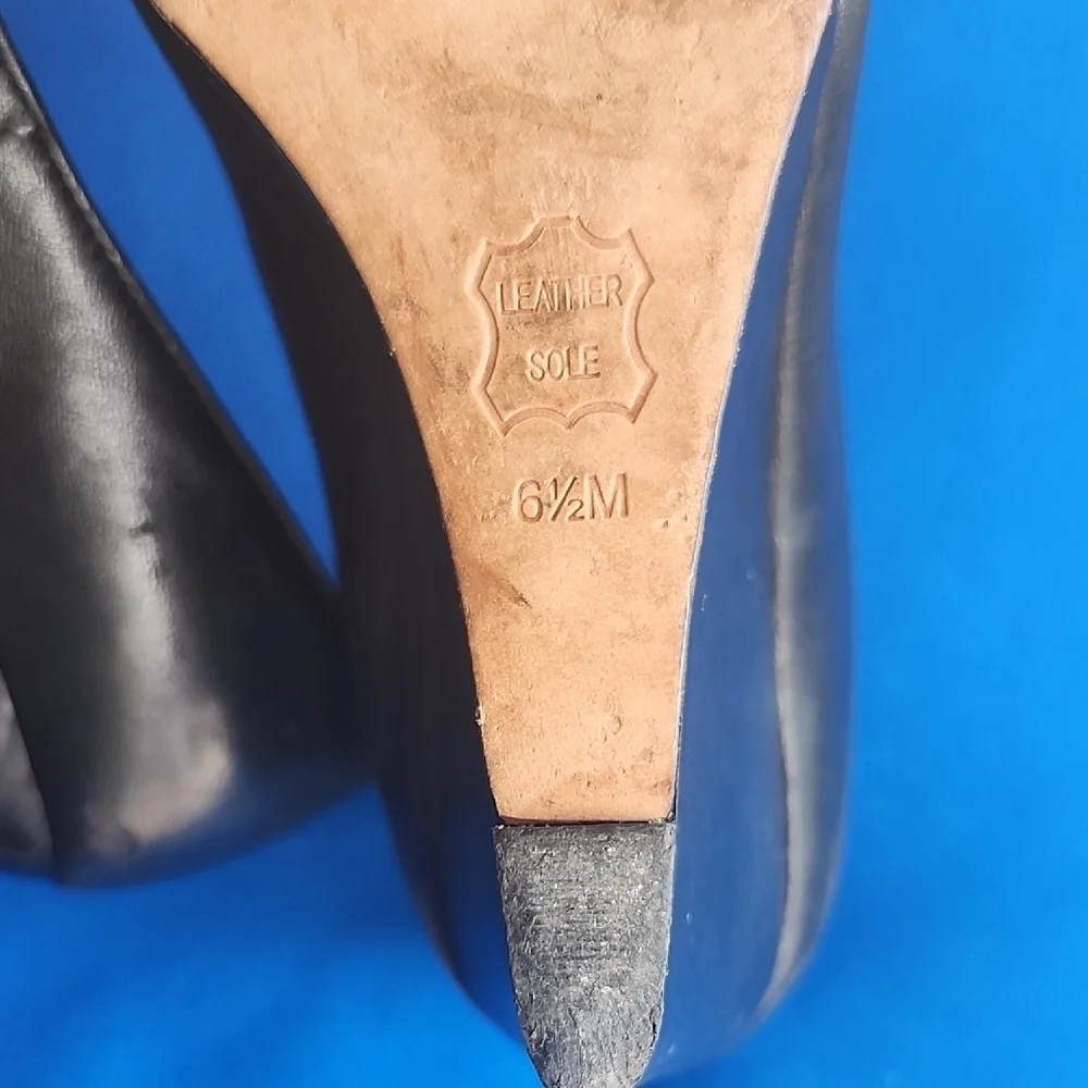 Tory Burch Black and Gold Leather Heels with Timeless Design